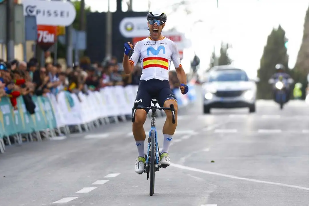 El ciclista espa&ntilde;ol Oier Lazkano (Movistar Team) celebra su victoria en la Cl&aacute;sica Ja&eacute;n Para&iacute;so Interior del 2024. / Luis &Aacute;ngel G&oacute;mez