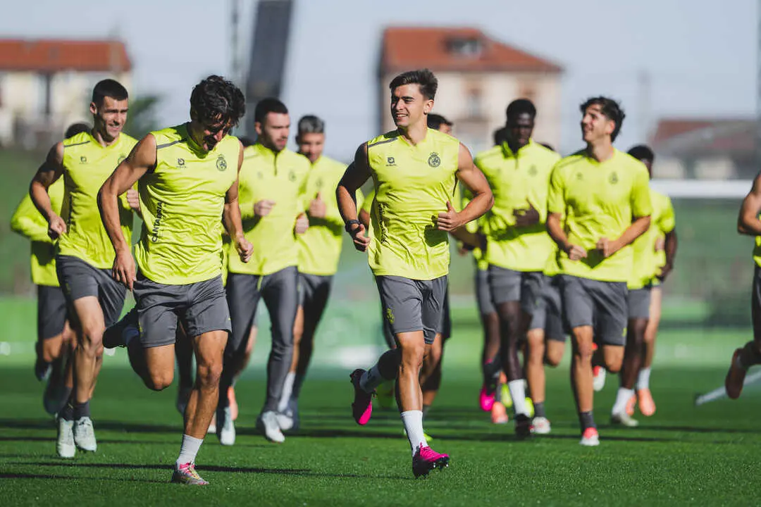 Los jugadores del Racing durante el entrenamiento de ayer. / RRC