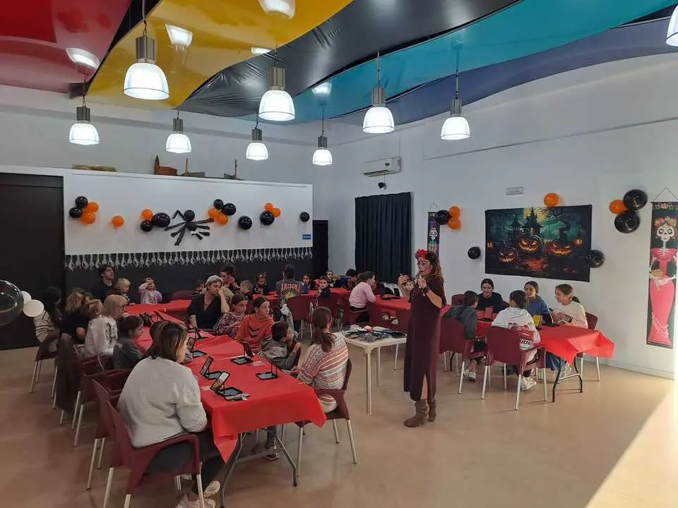 Uno de los talleres de esta semana por Halloween. / A.M.