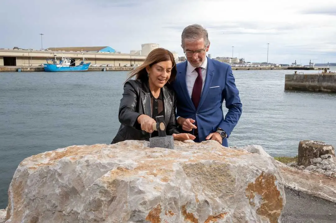 Buruaga pone la 'primera piedra' del Muelle de Raos 6. / Alerta