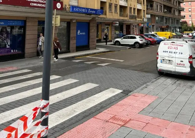 Los vecinos denuncian un modelo de ciudad improvisado, con obras que se hunden y restricciones que alejan a los visitantes. / A.E.