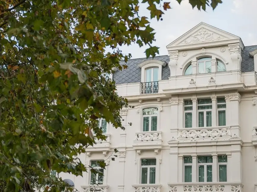 Exterior del balneario de Solares. / CTS