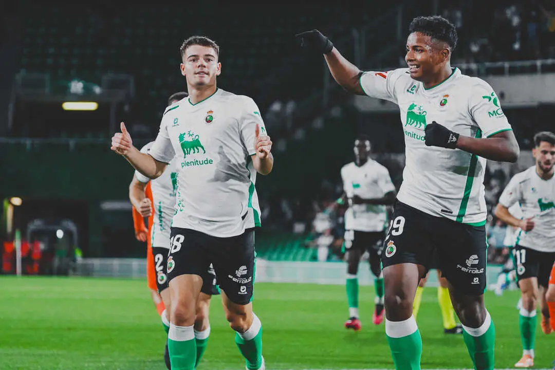 Canales y Jeremy celebran el gol del primero. / RRC