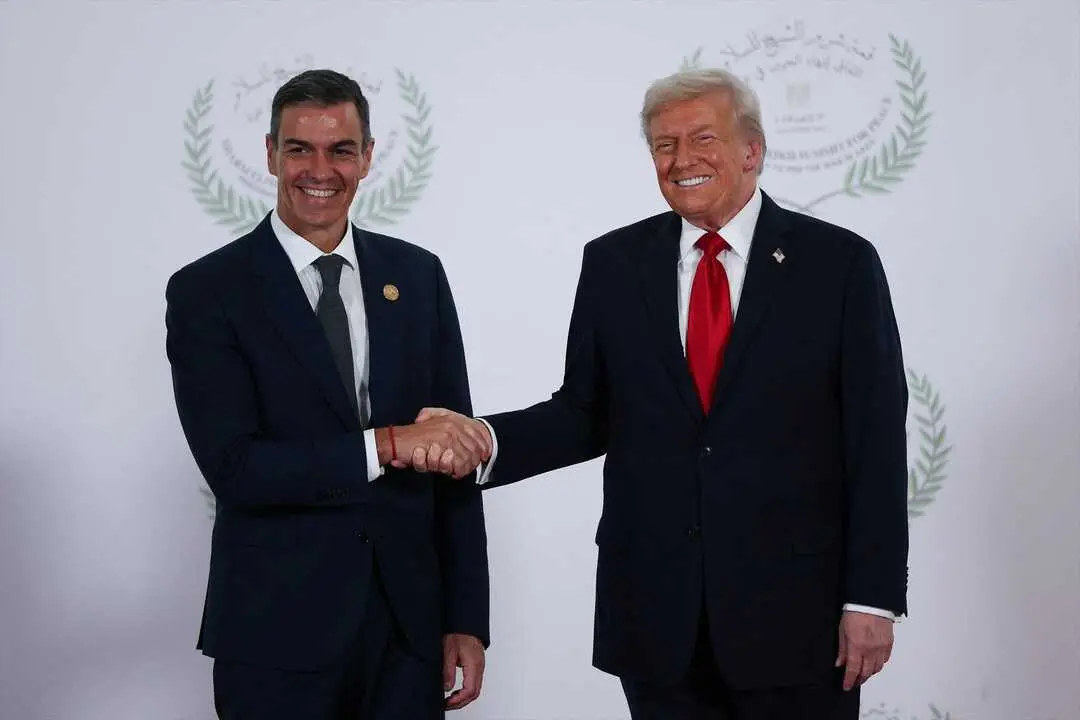 El presidente de Estados Unidos, Donald Trump (der.), y el presidente del Gobierno espa&ntilde;ol, Pedro S&aacute;nchez, se dan la mano mientras posan para una fotograf&iacute;a en la Cumbre de Paz de Sharm El-Sheikh, en Egipto. / Suzanne Plunkett