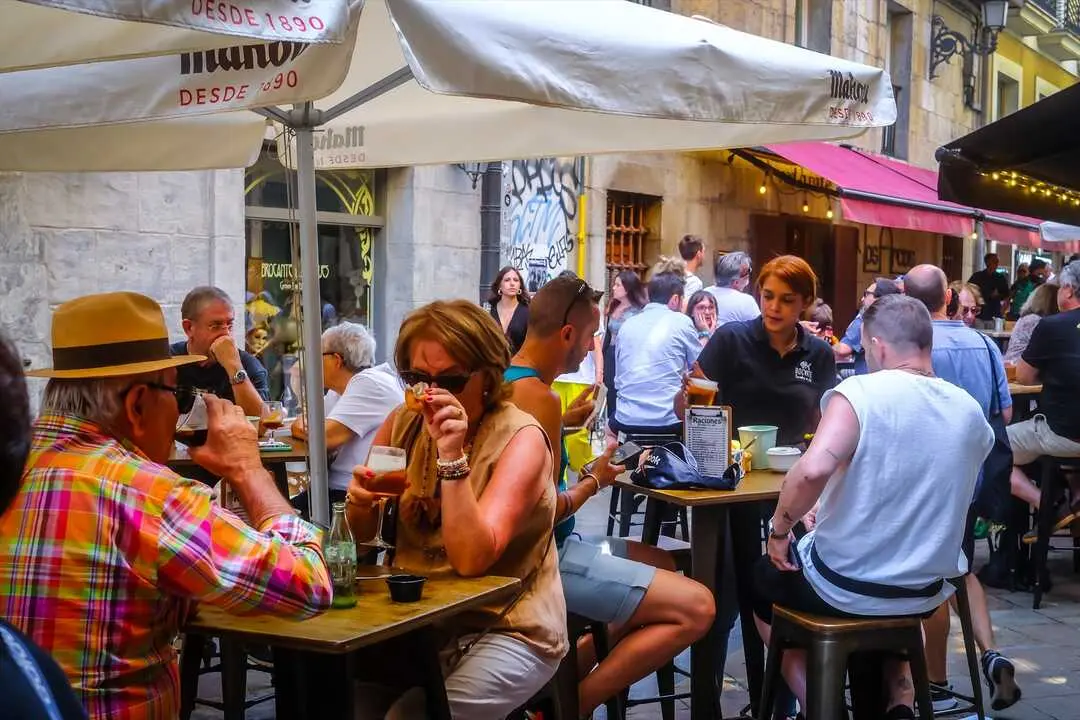 Varias personas en una terraza de un bar en Santander. / Nacho Cubero / EP