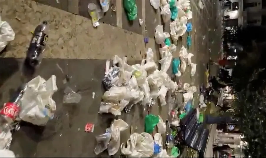 Zona de la Plaza Pombo llena de basura. / X
