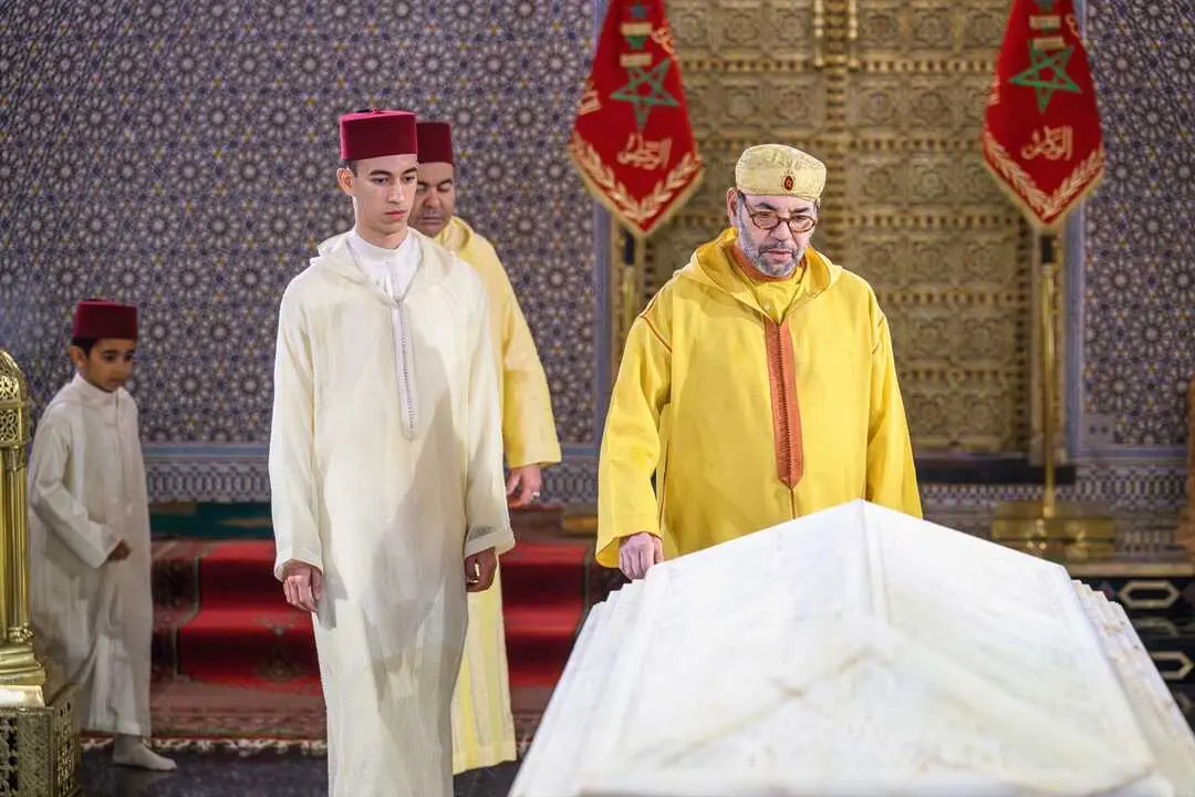 El rey Mohamed VI de Marruecos y su heredero, el pr&iacute;ncipe Moulay Has&aacute;n. / EP