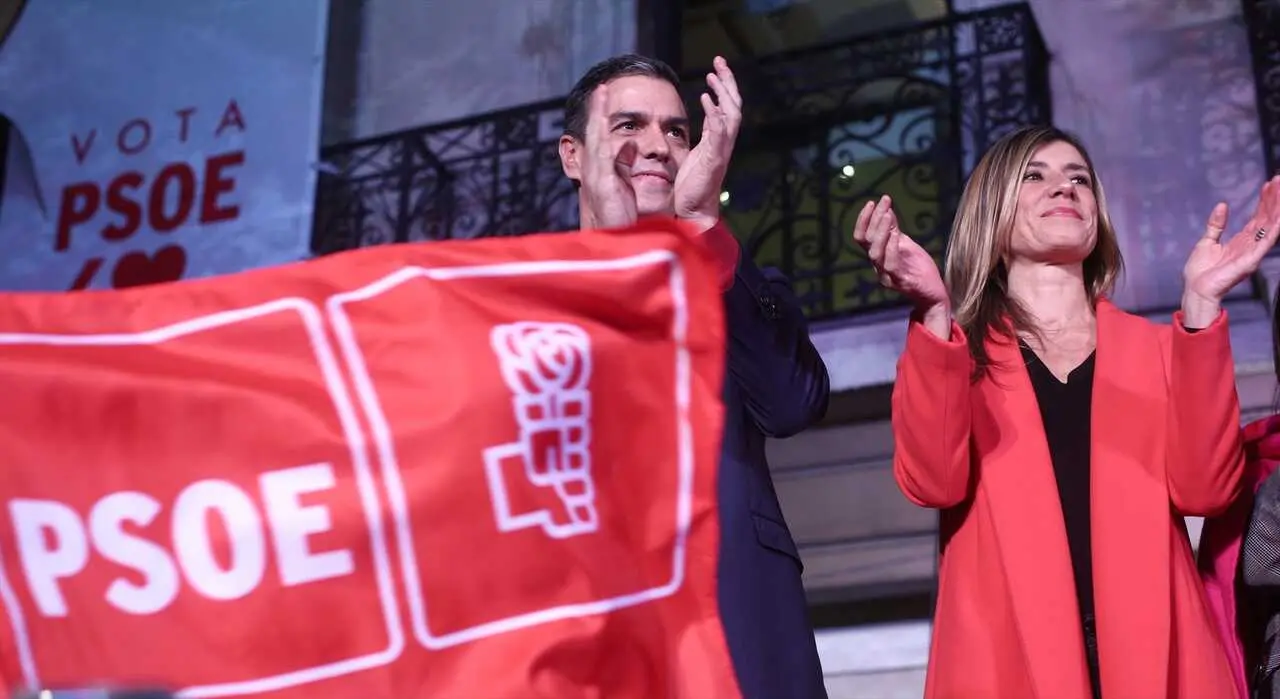 El presidente del Gobierno, Pedro S&aacute;nchez y su mujer, Bego&ntilde;a G&oacute;mez celebran los resultados del partido. / Eduardo Parra