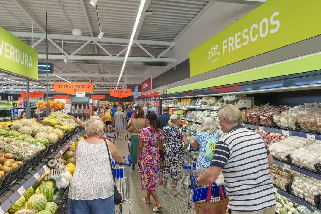 Varias personas en el supermercado Aldi. / ALDI