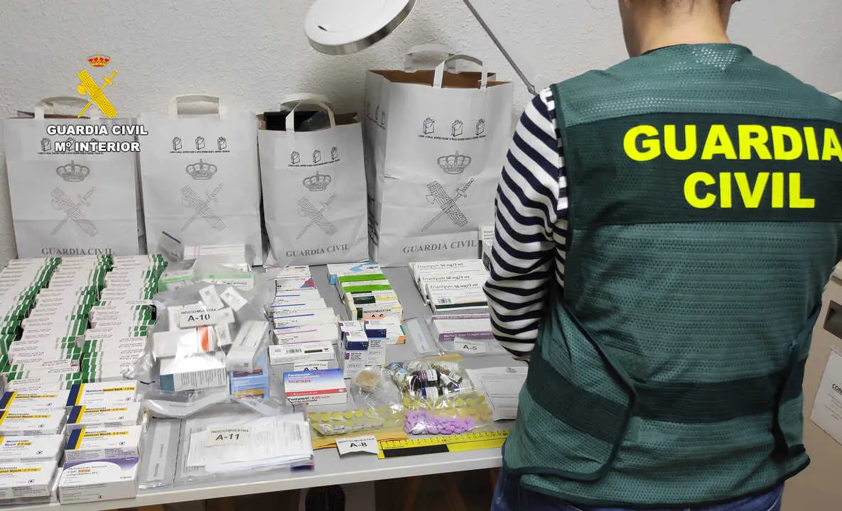 La Guardia Civil con el material incautado. / G.C.