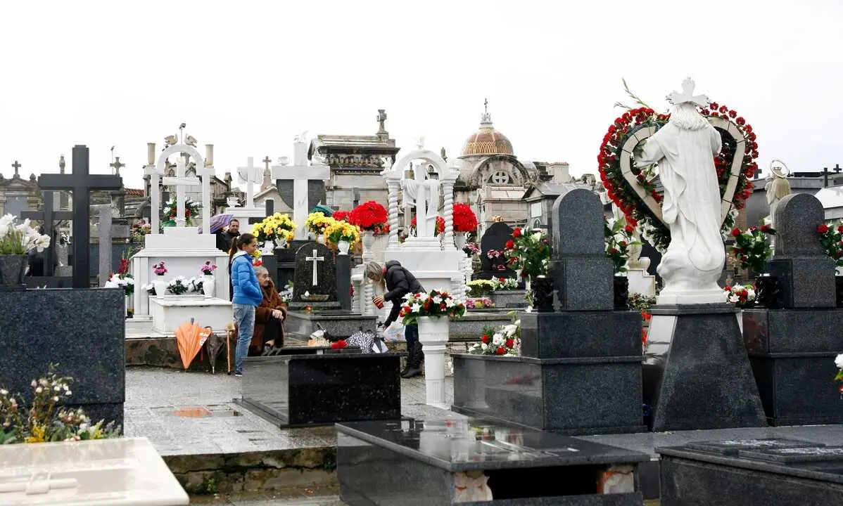 Varias personas visitan Cementerio de Ciriego con motivo de la celebraci&oacute;n del D&iacute;a de Todos los Santos. / Alerta