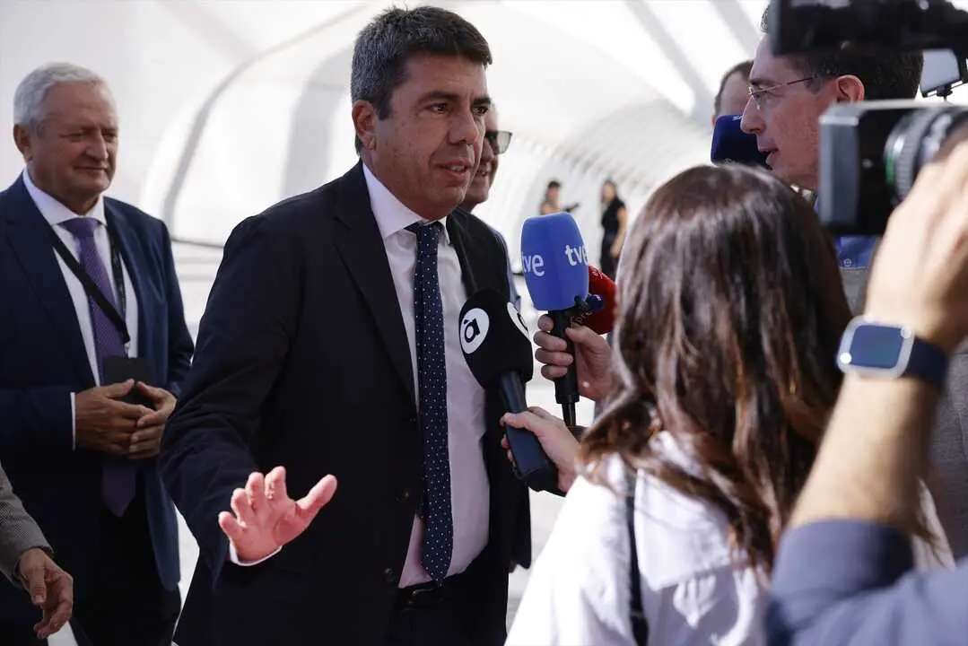 El presidente de la Generalitat valenciana, Carlos Maz&oacute;n, atiende a los medios. / Rober Solsona