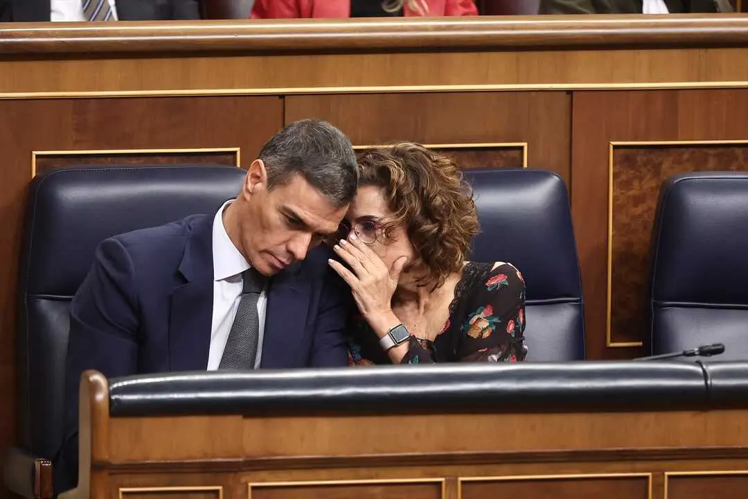 El presidente del Gobierno, Pedro S&aacute;nchez, y la vicepresidenta primera y ministra de Hacienda, Mar&iacute;a Jes&uacute;s Montero, durante una sesi&oacute;n de control. / Eduardo Parra