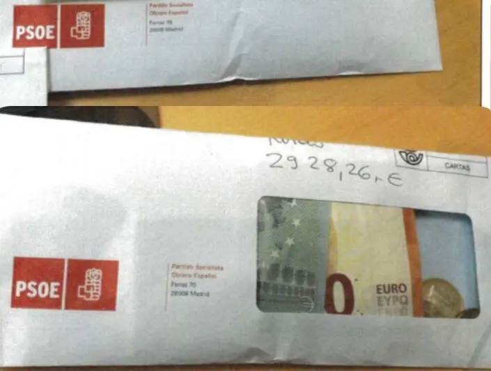 Sobres del PSOE con dinero. / X