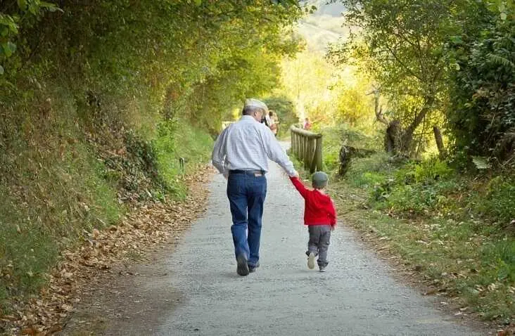 Un abuelo pasea con su nieto. / EP