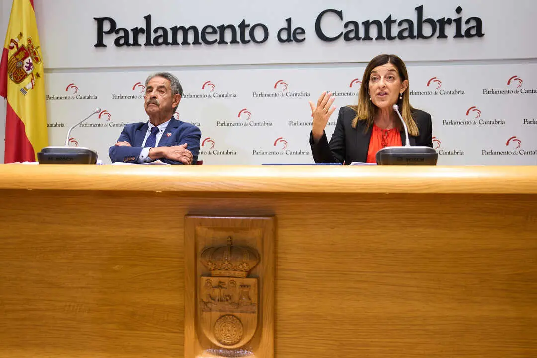 El presidente del PRC, Miguel &Aacute;ngel Revilla y la presidenta de Cantabria, Mar&iacute;a Jos&eacute; S&aacute;enz de Buruaga,
atienden a los medios tras firmar el acuerdo para los presupuestos de Cantabria de 2024. / Alerta