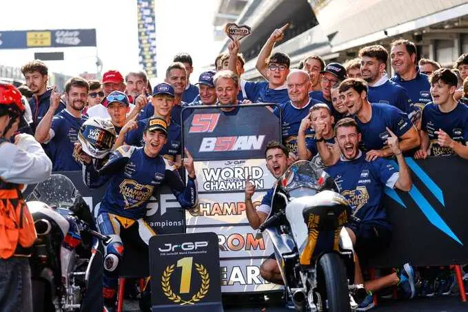 El c&aacute;ntabro celebra el t&iacute;tulo con su equipo. / Circuit de Barcelona