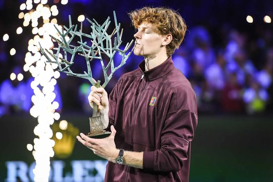 El tenista italiano Jannik Sinner celebra con el trofeo tras su victoria en la final del Masters de Par&iacute;s. / Matthieu Mirville