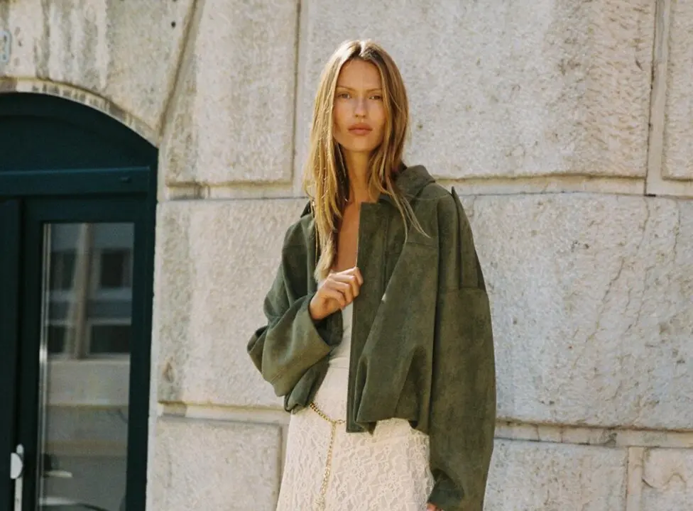 La nueva chaqueta viral de Zara es verde, de ante y est&aacute; desbancando a todas las dem&aacute;s. / zara