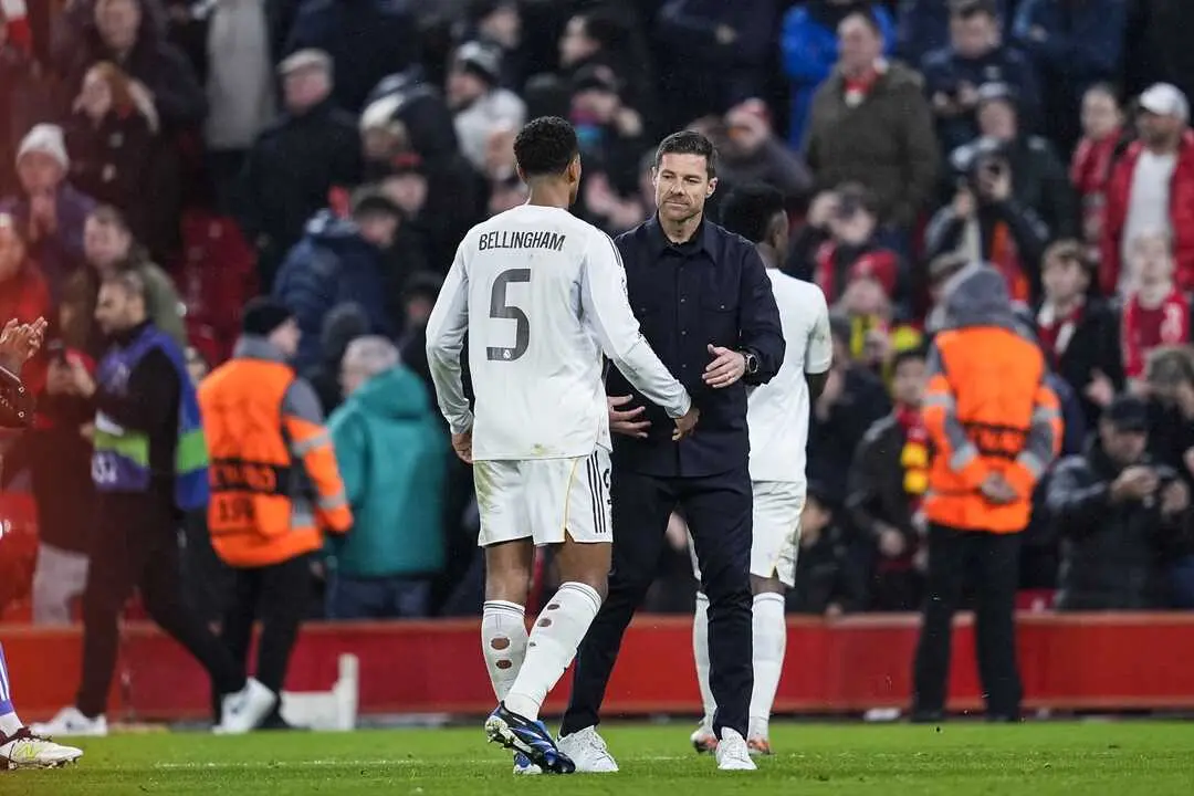 Xabi Alonso saluda a Bellingham tras caer en Liverpool. / EP