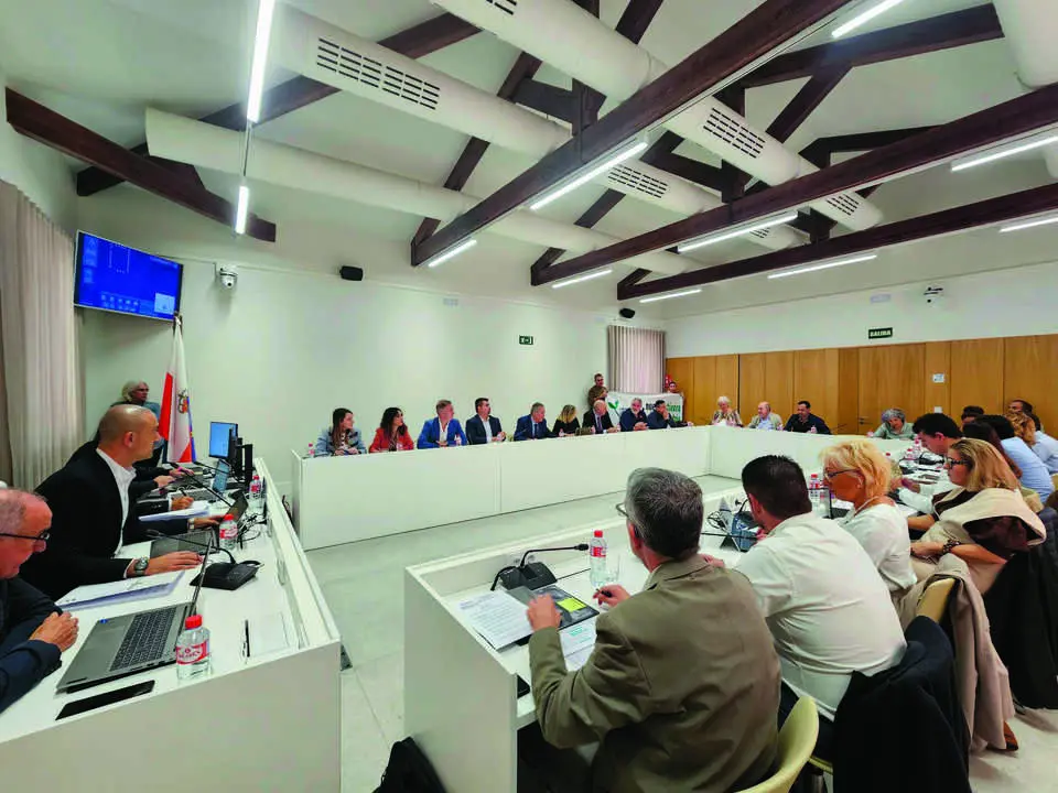 El Partido Popular abandon&oacute; el pleno de Torrelavega por discrepancias con el equipo de gobierno PRC-PSOE. / Alerta