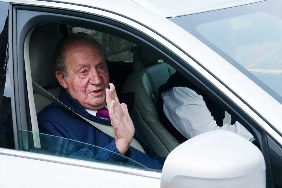 El Rey Em&eacute;rito Juan Carlos I saluda desde un veh&iacute;culo a su salida de la casa de Sanxenxo camino de Madrid. / &Aacute;lvaro Ballesteros