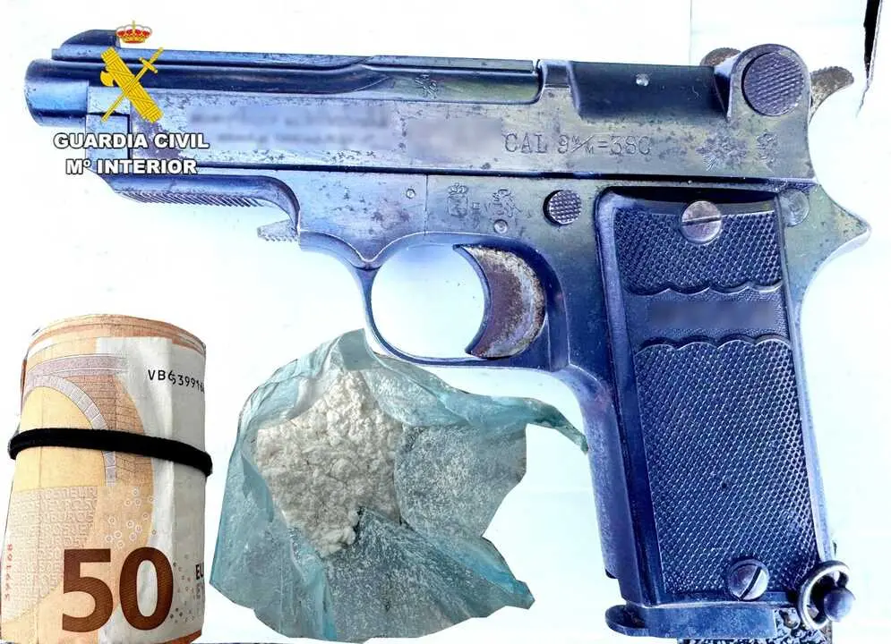 La pistola, dinero y parte de la droga. / G.C.