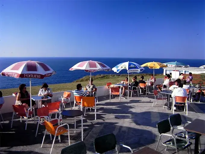 Santander tiene muchos bares, pero pocos cuentan con una terraza como la de este bar. / A.E