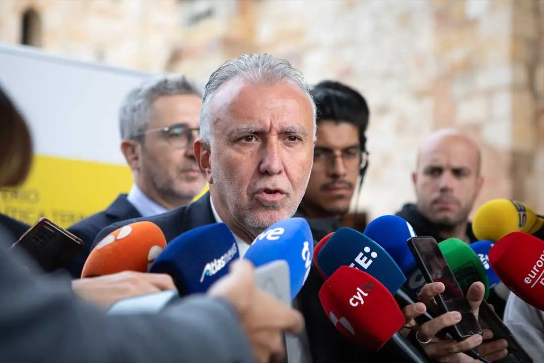 El ministro de Pol&iacute;tica Territorial y Memoria Democr&aacute;tica, &Aacute;ngel V&iacute;ctor Torres, atiende a los medios. / Paloma V. Escarpa