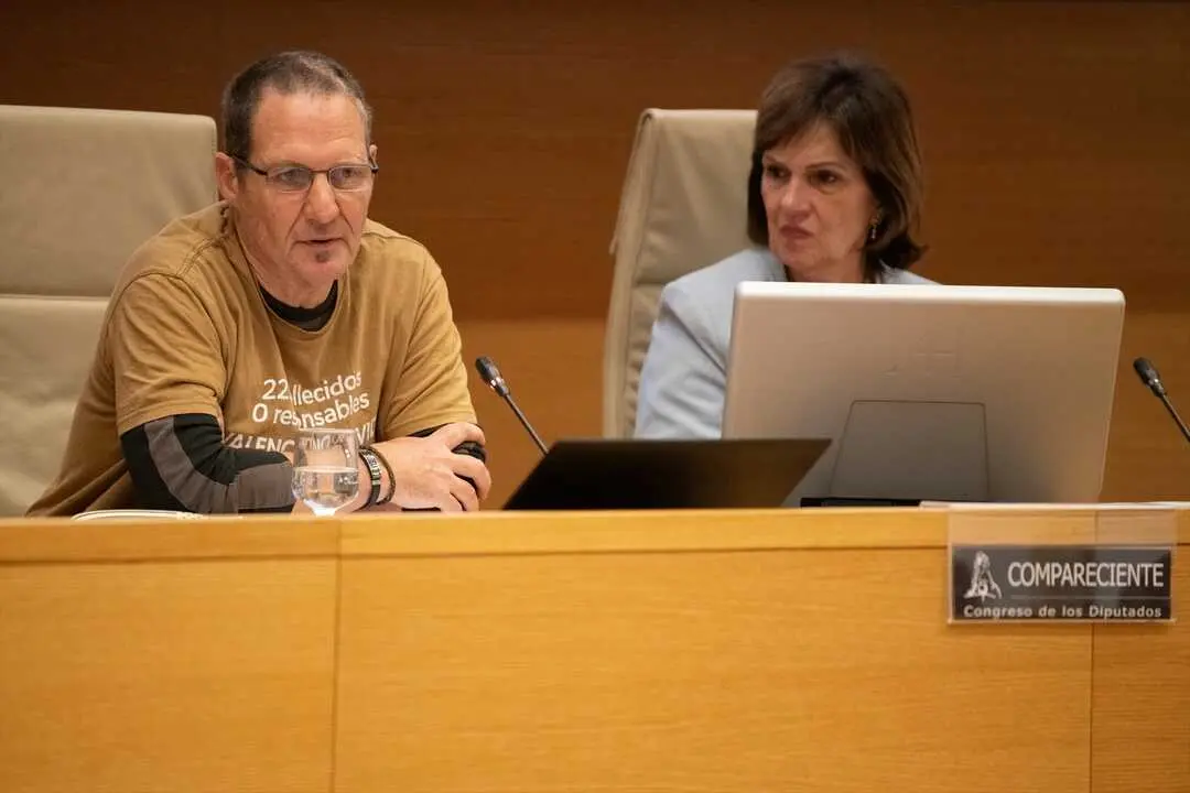 El presidente la Asociaci&oacute;n Damnificados DANA Horta Sud Valencia, Manuel Cristian Lesaec Catal&aacute;, comparece ante la Comisi&oacute;n de Investigaci&oacute;n de la dana. / Fernando S&aacute;nchez