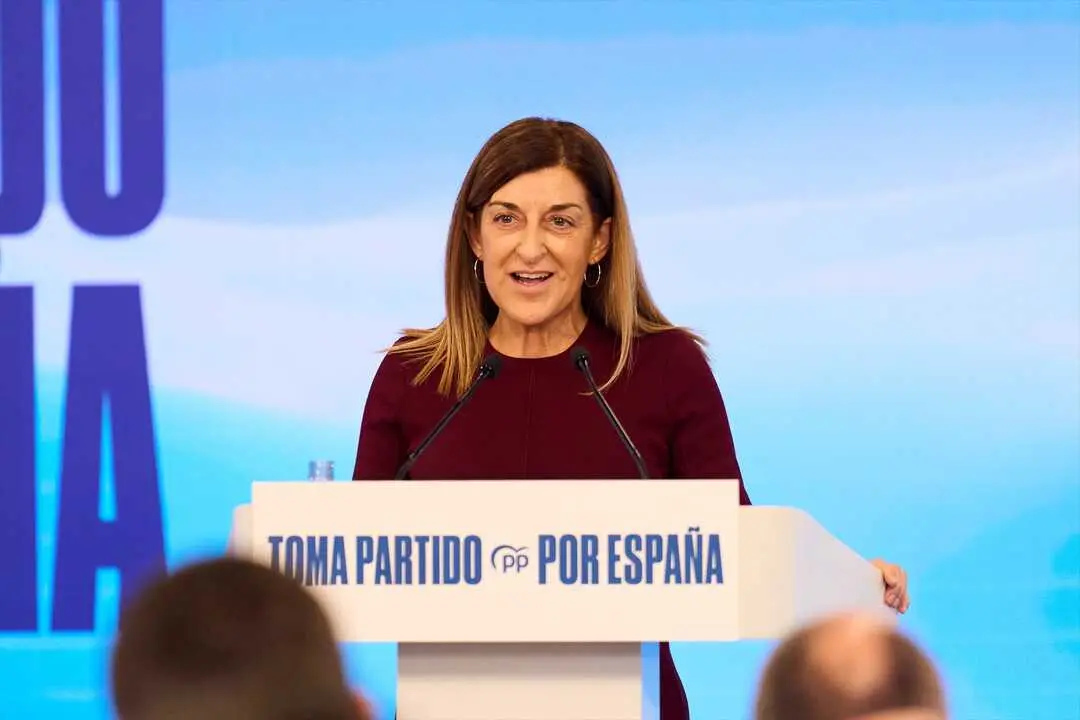 La presidenta de Cantabria, Mar&iacute;a Jos&eacute; S&aacute;enz de Buruaga, interviene durante la presentaci&oacute;n del Plan Nacional de Aut&oacute;nomos. / Juanma Serrano