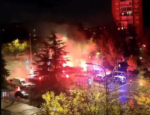 Disturbios tras los altercados entre los ultras del Rayo y el Lech. / X