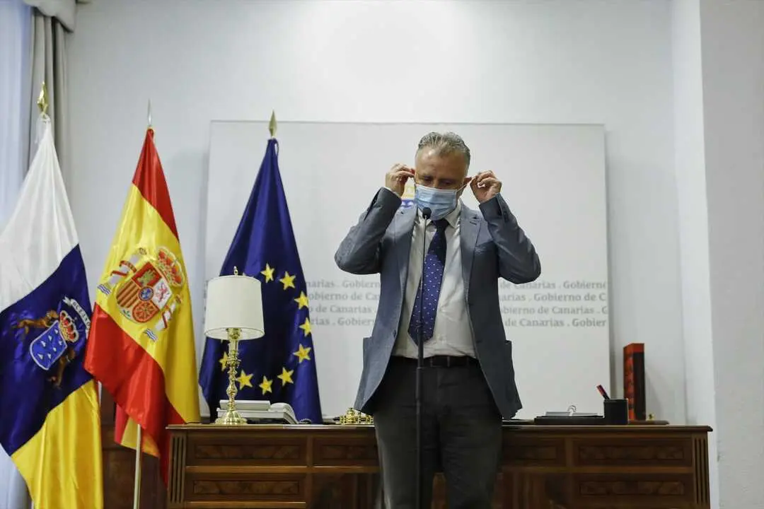 El presidente de Canarias, &Aacute;ngel V&iacute;ctor Torres, se quita la mascarilla a su llegada para ofrecer una rueda de prensa. / Jes&uacute;s Hell&iacute;n