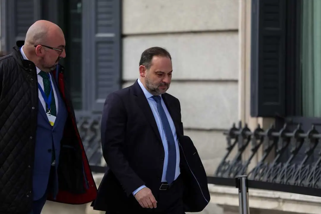 El exministro de Fomento, Jos&eacute; Luis &Aacute;balos (dech), y Koldo Garc&iacute;a Izaguirre (izq), a su llegada al Congreso. / Jes&uacute;s Hell&iacute;n