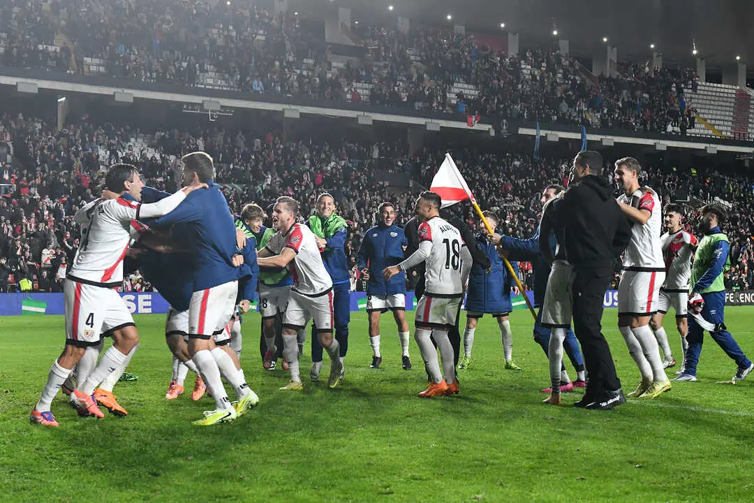 Los jugadores del Rayo celebran la victoria. / X