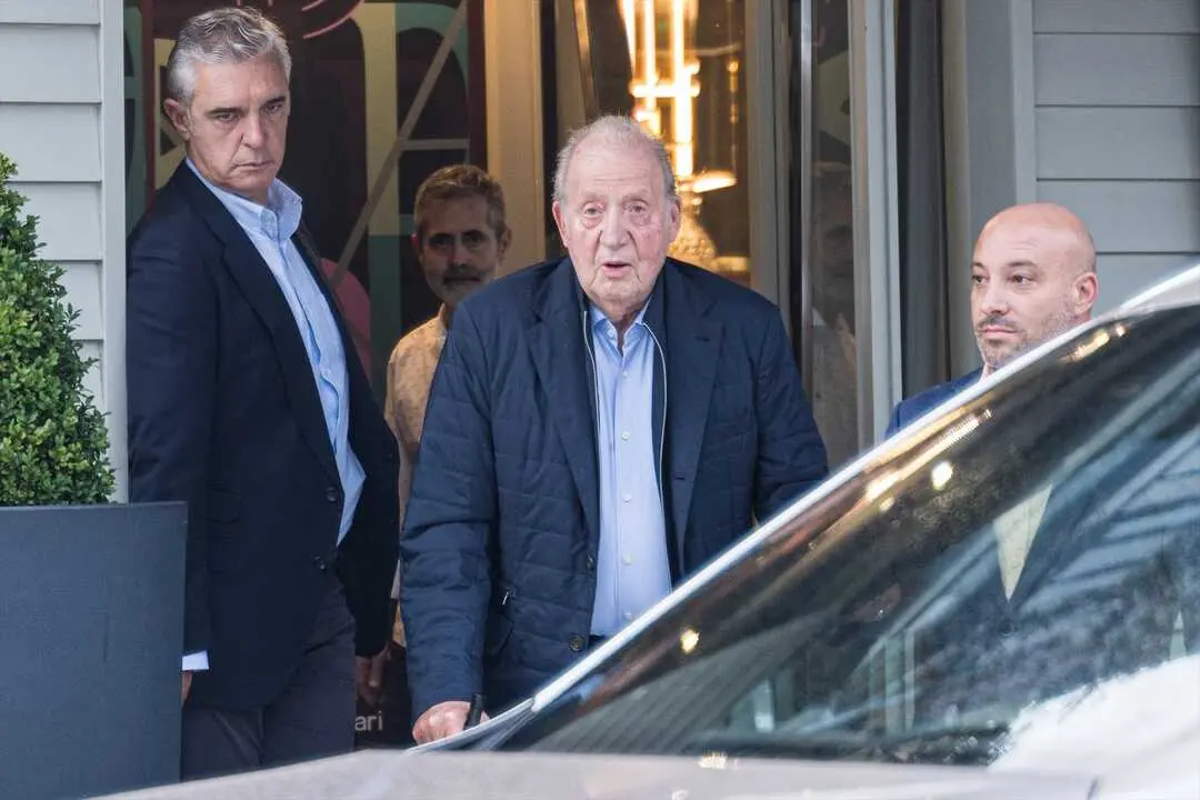 El Rey em&eacute;rito Juan Carlos I a su salida del restaurante D&rsquo;Berto. / Elena Fern&aacute;ndez