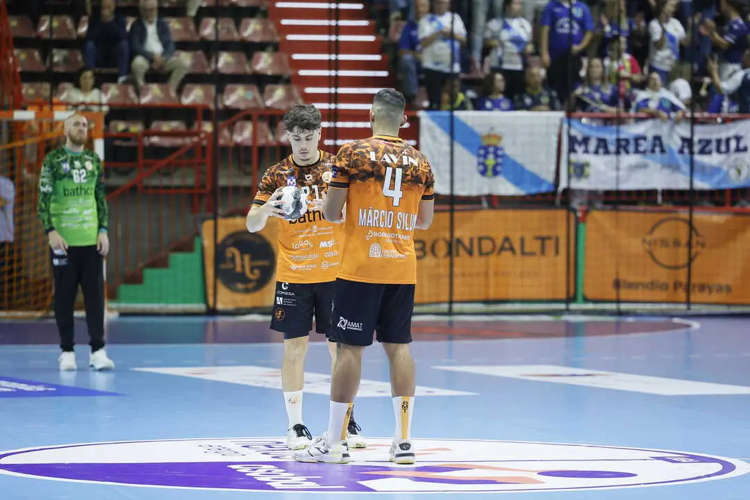 Isidoro Mart&iacute;nez y Marcio Silva durante un encuentro. / BM Torrelavega