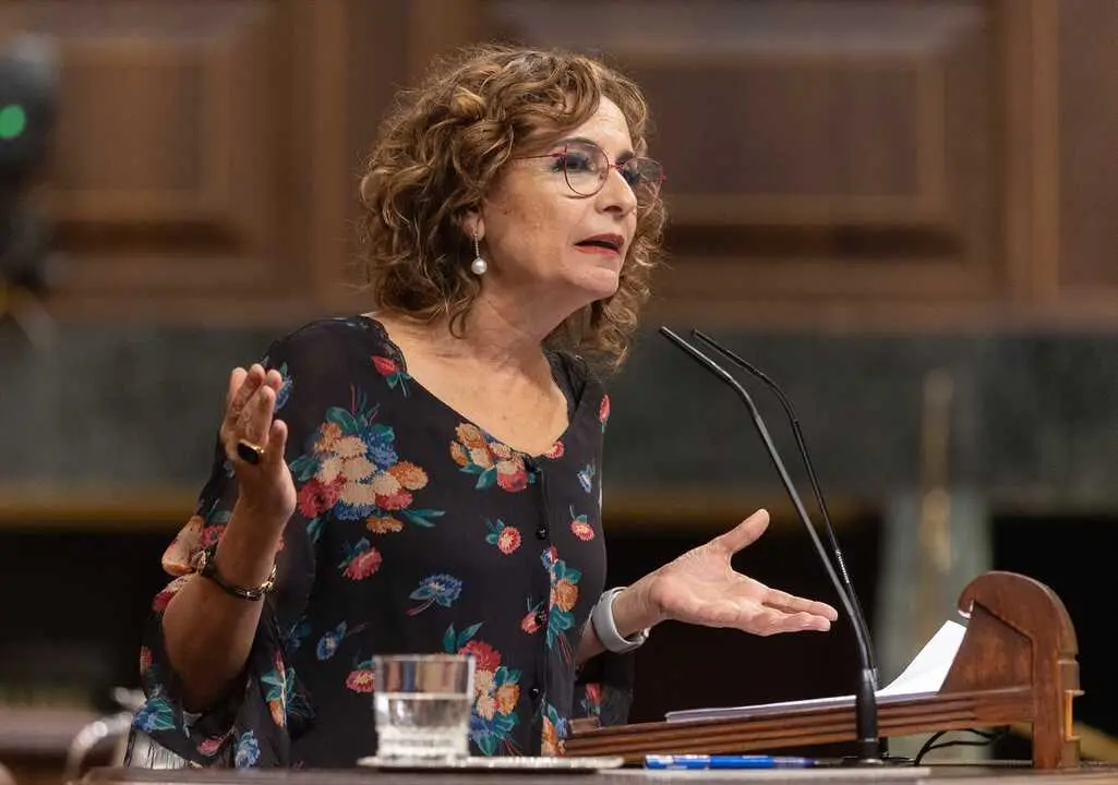 La vicepresidenta primera y ministra de Hacienda, Mar&iacute;a Jes&uacute;s Montero, durante una sesi&oacute;n de control. / Eduardo Parra