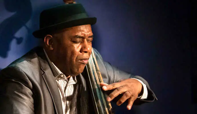 El contrabajista y bajista el&eacute;ctrico Essiet Essiet durante una sesi&oacute;n de jazz. / x