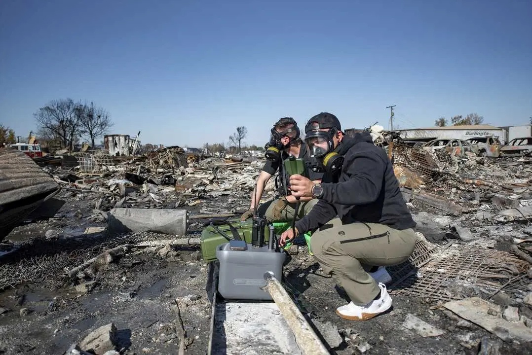 Miembros del 41.&ordm; Equipo de Apoyo Civil de la Guardia Nacional de Kentucky utilizan un espectr&oacute;metro de masas con cromatograf&iacute;a de gases port&aacute;til para analizar la presencia de sustancias qu&iacute;micas t&oacute;xicas en el aire en el lugar del accidente a&eacute;reo. / EP