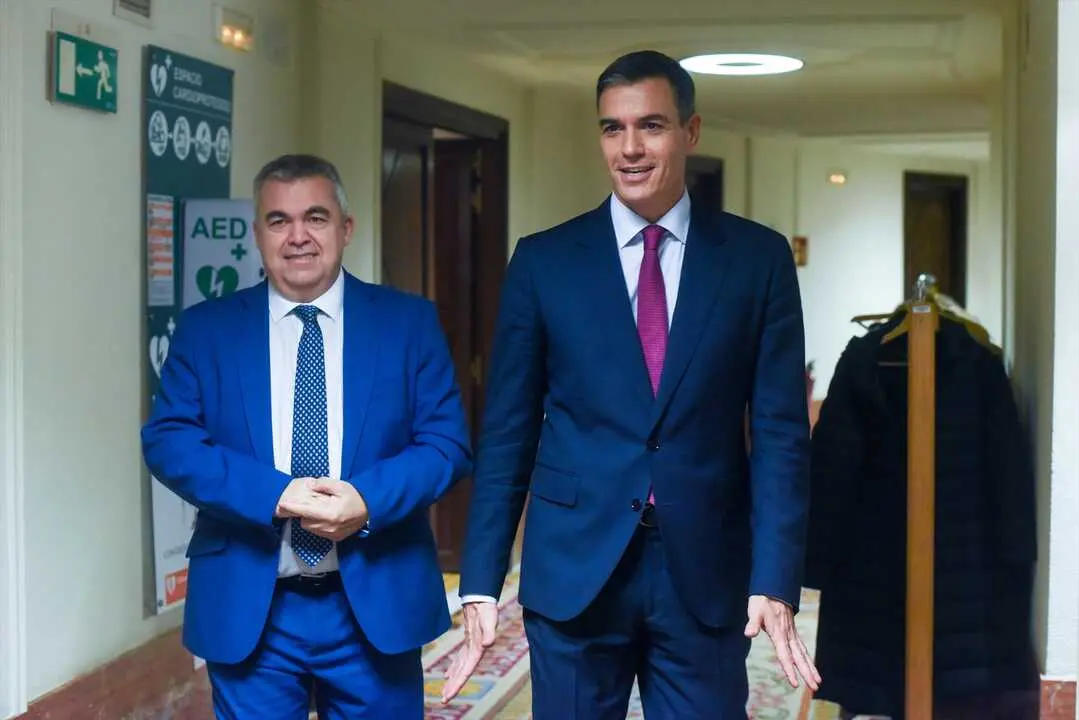 El exsecretario de Organizaci&oacute;n del PSOE, Santos Cerd&aacute;n (i), y el presidente del Gobierno Pedro S&aacute;nchez (d). / Gustavo Valiente