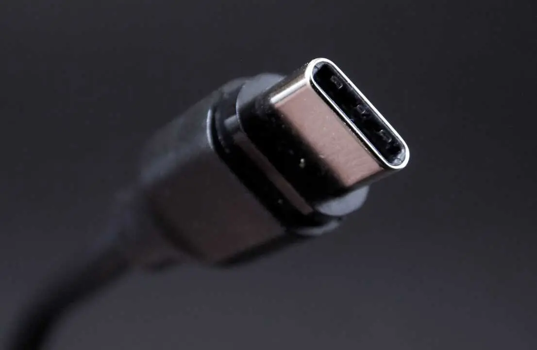Un cable USB. / EP