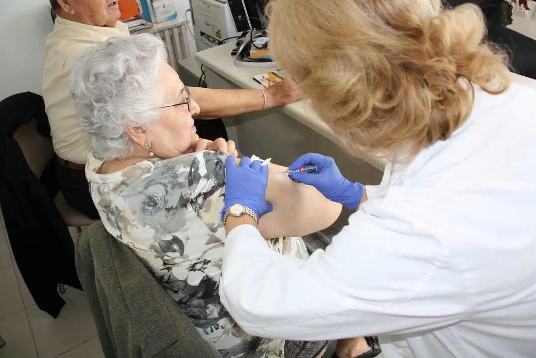 Una persona mayor recibe la vacuna de la gripe en su centro de salud para evitar contagios durante la &eacute;poca de frio. / EP