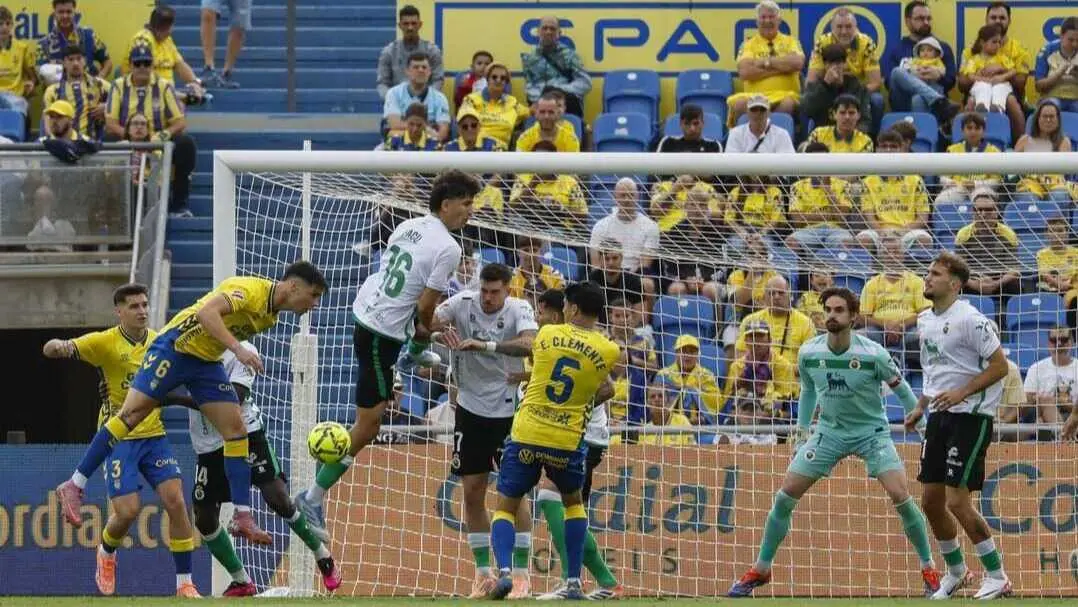 Una de las jugadas del partido ante Las Palmas. / L.H.