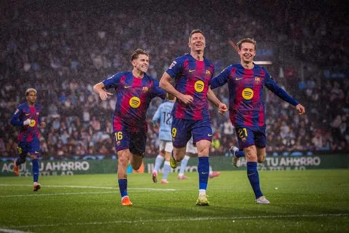 Los jugadores del Barcelona celebran el gol de Lewandowski. / FC Barcelona