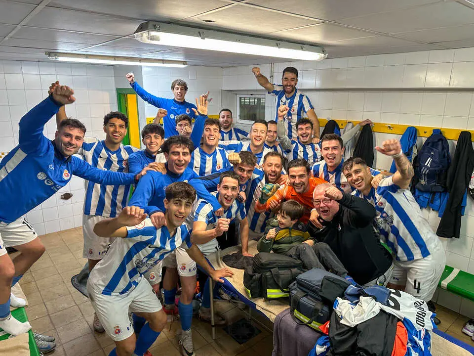 Los jugadores de la Gimn&aacute;stica celebran la victoria ante el Trope. / RSGT
