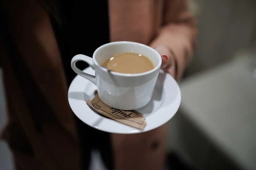 Una persona con un caf&eacute; en la mano. / EP