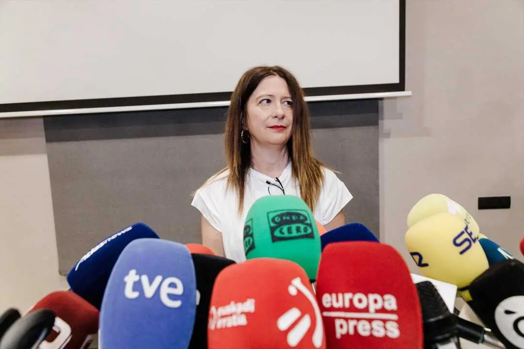 La exmilitante socialista Leire D&iacute;ez durante una rueda de prensa. / Carlos Luj&aacute;n