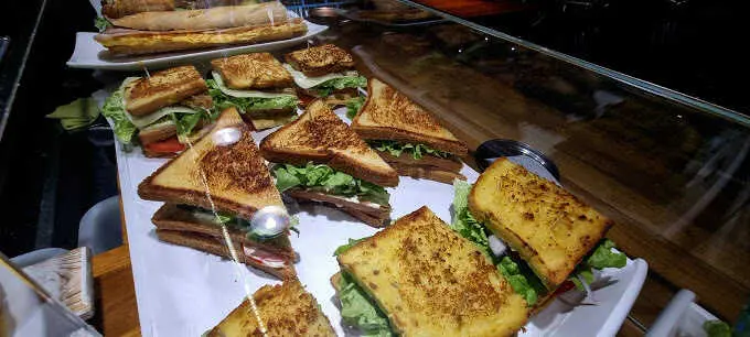 En el centro de Santander, esta cafeter&iacute;a ofrece mucho m&aacute;s que caf&eacute;: una carta completa con platos para todos los gustos y bolsillos. / A.E