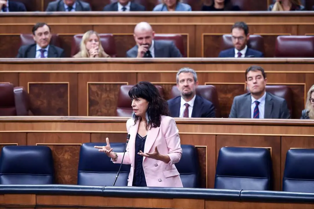 La ministra de Sanidad, Ana Redondo, interviene durante una sesi&oacute;n de control al Gobierno. / Gustavo Valiente